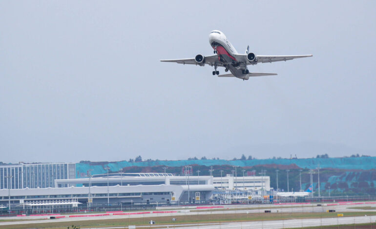 pilotos-desligam-motor-apos-problema-e-desviam-boeing-da-latam
