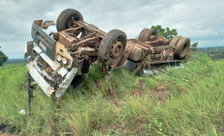 motorista-morre-apos-caminhao-carregado-de-leite-tombar-em-estrada-vicinal