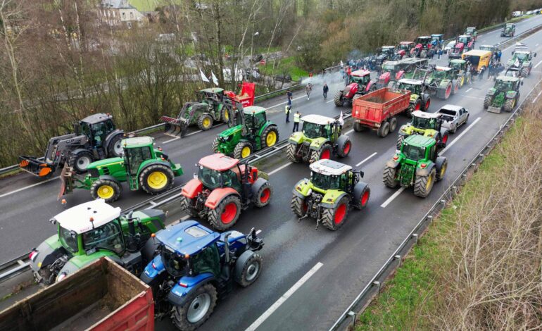 agricultores-na-franca-bloqueiam-estradas-com-tratores-contra-precos-baixos