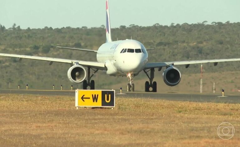 Ministro diz que programa de passagens aéreas mais baratas começa no dia 5