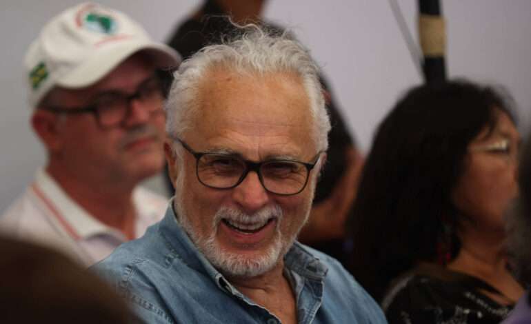 ato-do-mst-com-ministros-de-lula-tem-desagravo-a-genoino-e-palestinos