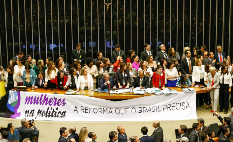 na-geracao-z,-mulheres-sao-mais-progressistas,-e-homens,-mais-conservadores