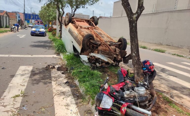 duas-pessoas-ficam-feridas-apos-carro-capotar-e-moto-bater-em-arvore