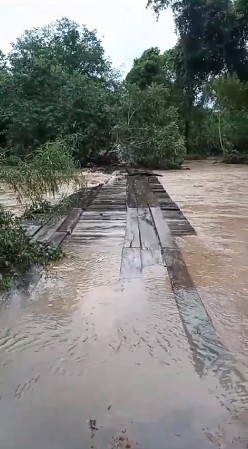 rio-deixa-ponte-submersa,-rompe-estrada-e-invade-casas-apos-chuva-no-tocantins;-video