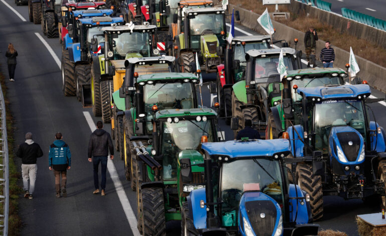 agricultores-em-furia-cercam-paris,-e-governo-promete-medidas-para-encerrar-crise