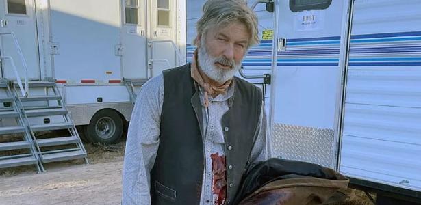 alec-baldwin-se-declara-inocente-por-morte-de-diretora-no-set-de-‘rust’