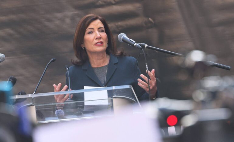 governadora-de-ny-defende-deportacao-e-poe-em-xeque-status-de-‘santuario-para-migrantes’-de-estado