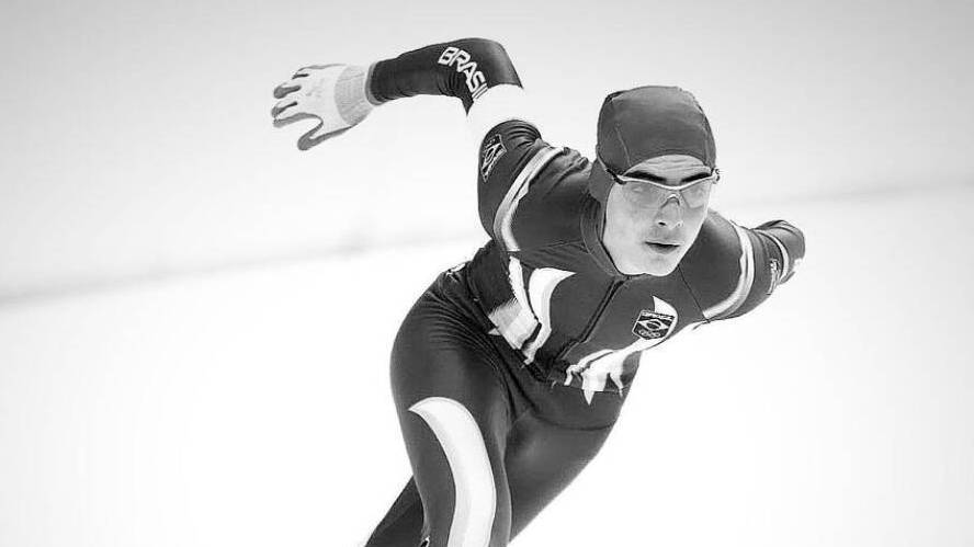 Patinador brasileiro de 23 anos é encontrado morto no sofá de casa na Suíça