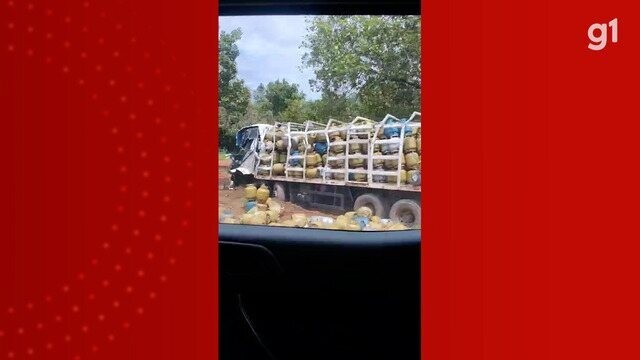 caminhao-carregado-de-botijoes-de-gas-bate-em-carreta-e-motorista-fica-em-estado-grave