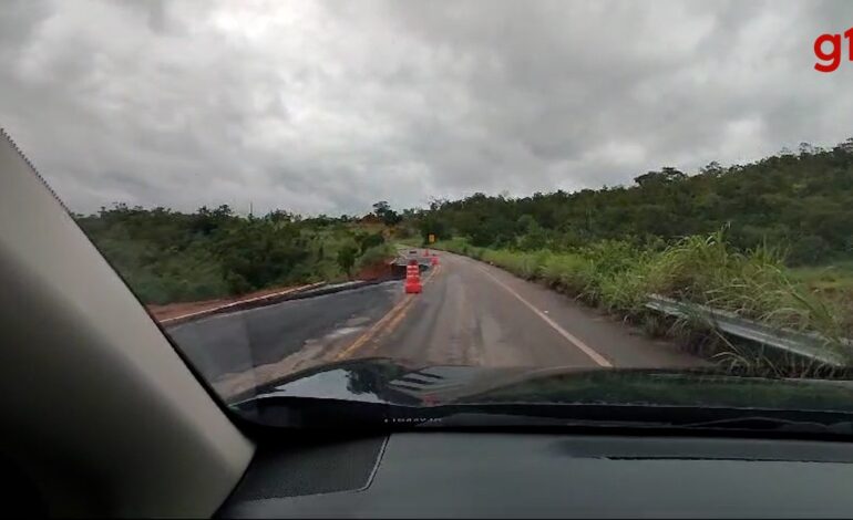 metade-de-rodovia-e-engolida-por-cratera-apos-aterro-desmoronar-durante-chuvas;-video