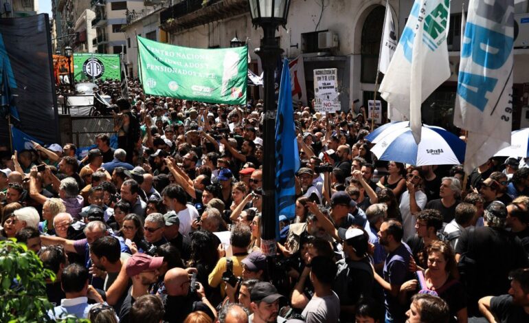 Trabalhadores se mobilizam contra extinção da agência pública Télam