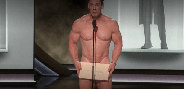john-cena-apresenta-categoria-do-oscar-peladao-e-esconde-penis-com-envelope