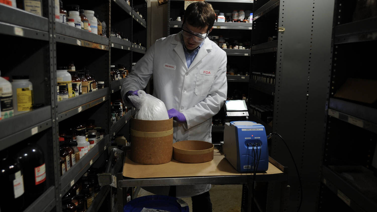 Compota de maçã com chumbo envenena crianças e revela falhas de fiscalização alimentar nos EUA