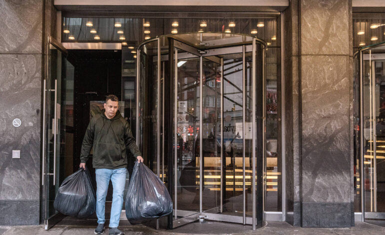 migrante-venezuelano-com-bebe-nos-bracos-e-agredido-por-policiais-em-abrigo-de-ny