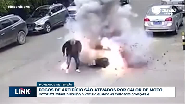 moto-causa-explosao-de-fogos-de-artificio-e-piloto-foge-desesperado;-veja-video-impressionante