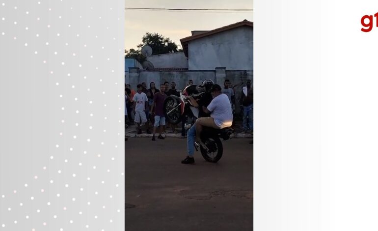 video:-motociclista-empina-moto-com-prefeito-sem-capacete-na-garupa-em-evento-de-‘grau’