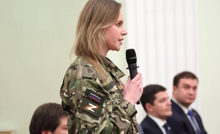 ‘uniforme-militar-lhe-cai-muito-bem’,-diz-putin-a-enfermeira-russa;-veja-video