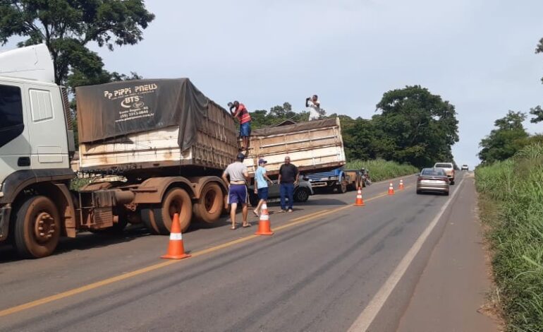 carreta-de-graos-fica-atravessada-na-pista-e-deixa-transito-lento-na-to-080
