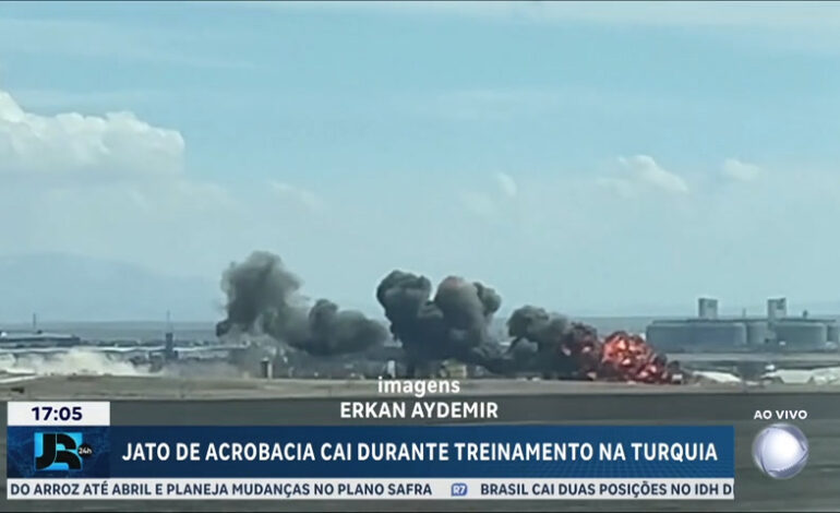 jato-de-acrobacia-cai-durante-treinamento-na-turquia