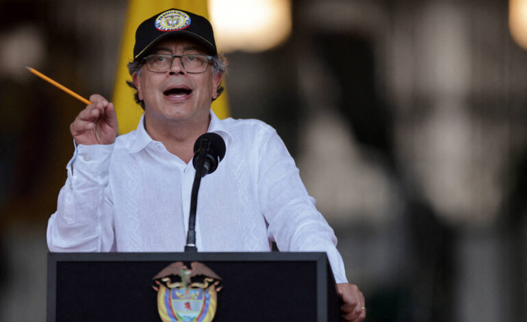 petro-age-de-modo-suicida-ao-sugerir-nova-constituinte-na-colombia