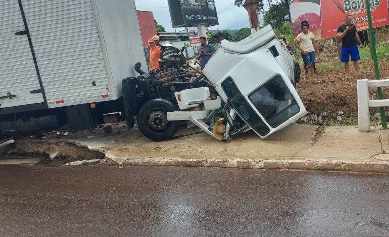 motorista-perde-o-controle-e-pula-de-caminhao-apos-cabine-se-soltar-ao-passar-por-lombada