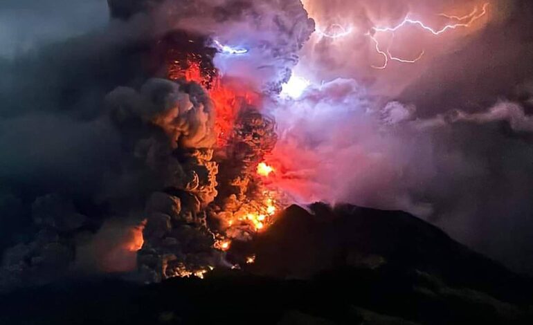 alerta-de-tsunami-obriga-indonesia-a-retirar-milhares-de-pessoas-de-regiao-de-vulcao