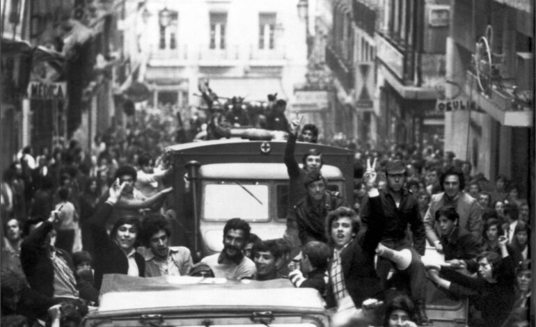 nos-primeiros-dias-do-25-de-abril,-lisboa-viveu-o-carnaval-da-liberdade
