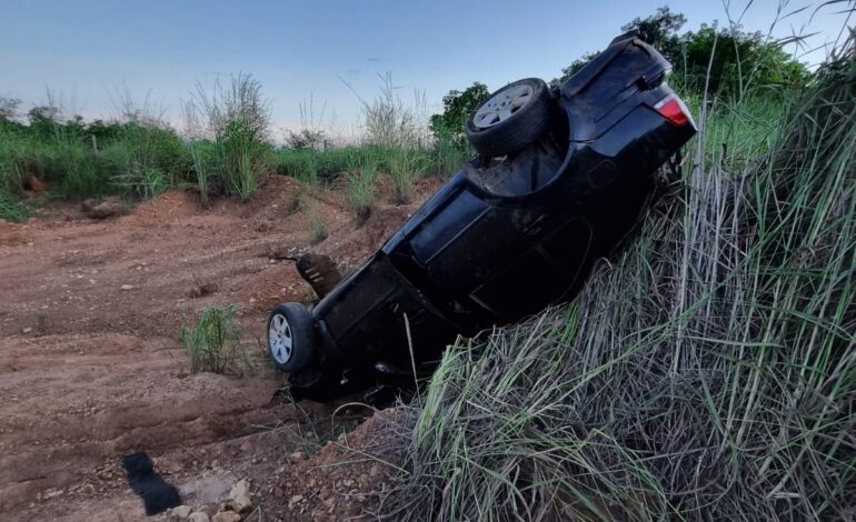 carro-capota-e-motorista-abandona-veiculo-na-to-296