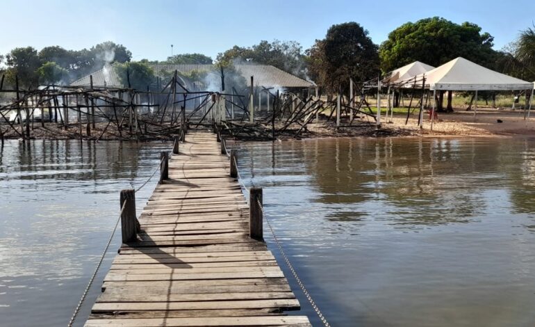 incendio-destroi-barracas-da-praia-dos-buriti-e-comerciantes-lamentam:-‘era-meu-sustento’