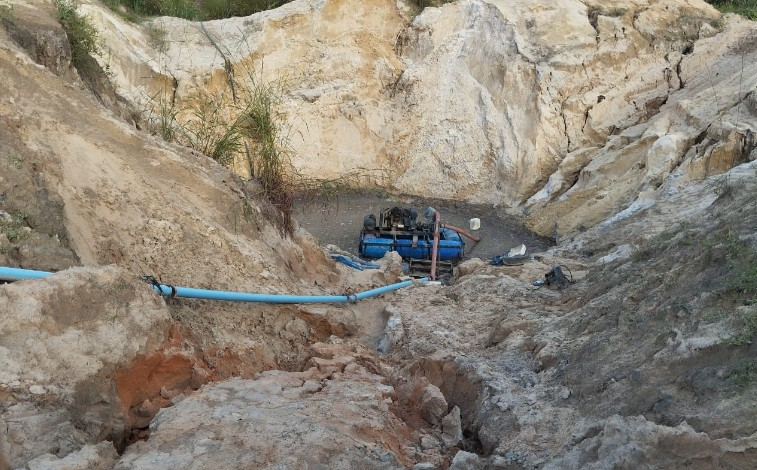 idoso-e-multado-em-r$-25-mil-e-tem-maquinario-apreendido-apos-extrair-areia-em-margem-de-corrego