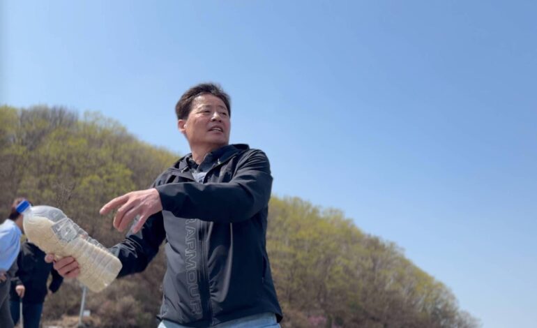 o-homem-que-lanca-garrafas-com-arroz-no-mar-para-salvar-vidas-na-coreia-do-norte