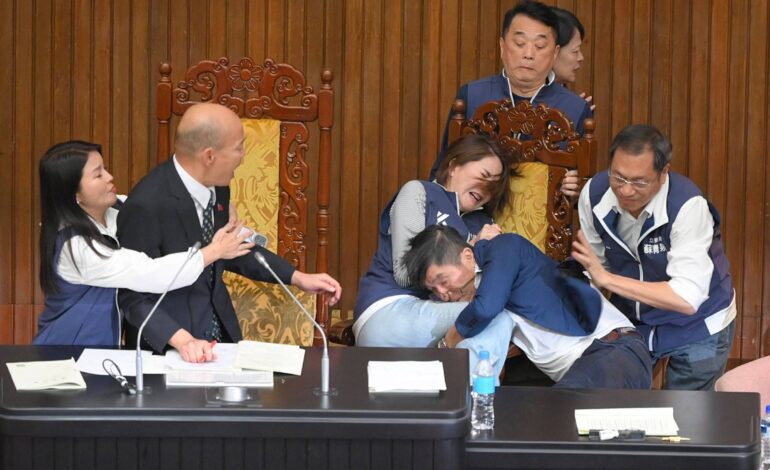 congressistas-protagonizam-pancadaria-no-parlamento-de-taiwan;-veja-video
