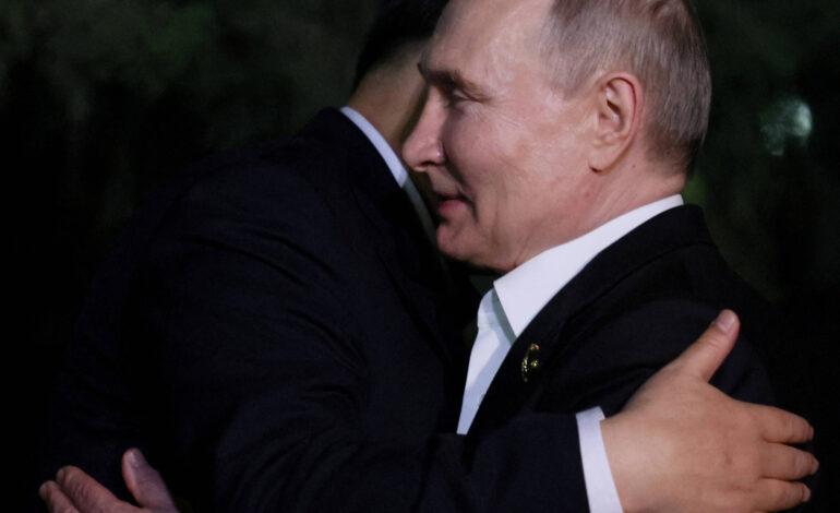 putin-e-xi-trocam-abracos-em-pequim-para-selar-cooperacao-em-fim-de-visita;-veja-video