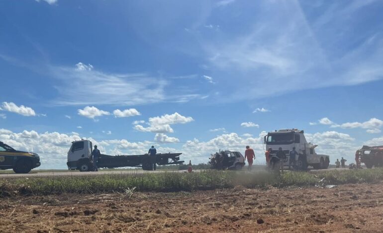 duas-pessoas-morrem-apos-carro-bater-de-frente-com-caminhao-e-ser-destruido
