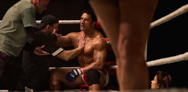 the-rock-aparece-irreconhecivel-em-primeira-foto-de-‘the-smashing-machine’