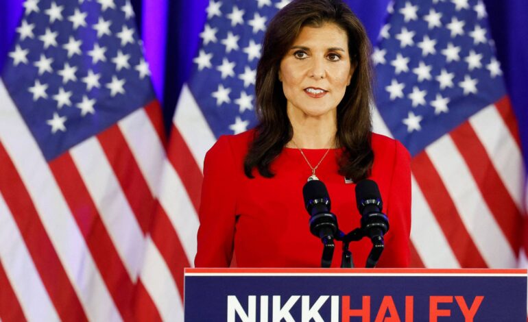 nikki-haley-diz-que-biden-e-uma-catastrofe-e-declara-apoio-a-trump-nas-eleicoes