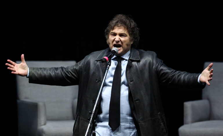 milei-canta-com-banda-e-ataca-esquerda-durante-lancamento-de-livro;-video
