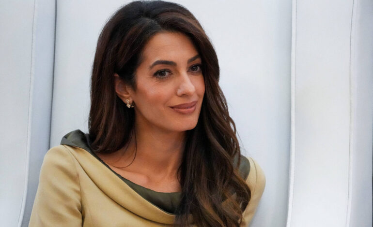 amal-clooney-se-equilibra-entre-advogada-internacional-e-celebridade-involuntaria