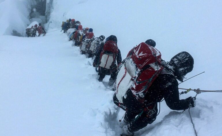 monte-everest-registra-temporada-com-ao-menos-5-mortes-e-novas-filas-de-alpinistas