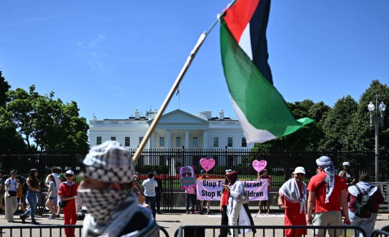 manifestantes-pro-palestina-cercam-casa-branca-para-pedir-fim-da-guerra-em-gaza