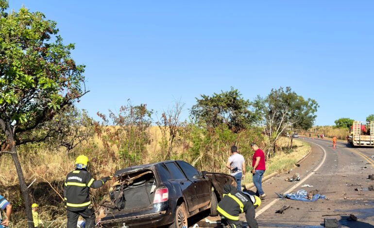 acidente-entre-carro-e-caminhao-deixa-homem-e-crianca-mortos-e-outros-dois-feridos-na-to-080