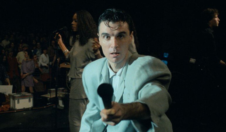 “stop-making-sense”,-classico-do-talking-heads,-ganha-data-de-estreia-no-brasil