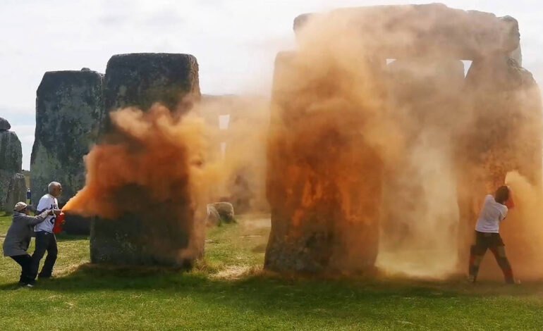 ambientalistas-jogam-tinta-em-stonehenge-em-protesto-contra-combustiveis-fosseis;-veja-video