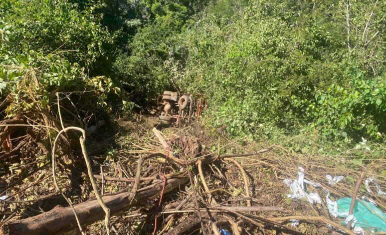 caminhao-cai-em-ribanceira-na-serra-de-taquarucu-e-tres-pessoas-ficam-feridas