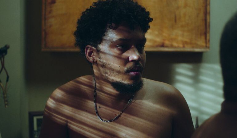 estranho-caminho,-novo-filme-de-guto-parente,-ganha-cena-inedita