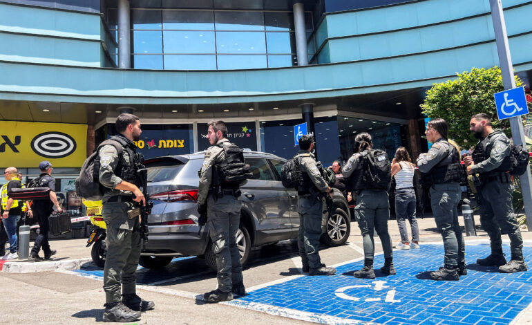 soldado-e-morto-em-ataque-com-faca-em-shopping-de-israel;-agressor-e-baleado