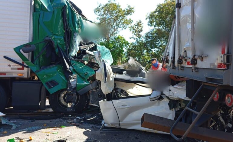 acidente-entre-carro-e-carreta-deixa-mortos-na-br-153