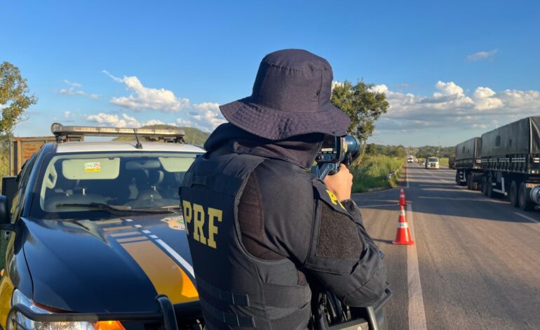 criminosos-fazem-motorista-refem,-roubam-caminhao-e-fogem-a-pe-apos-perseguicao-da-policia