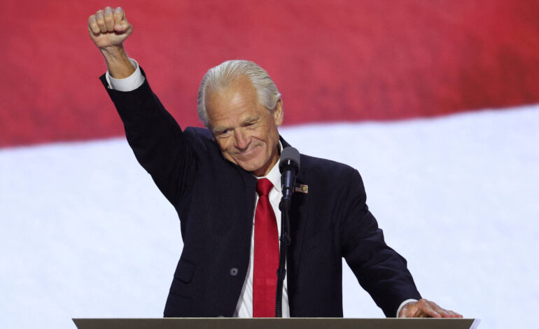 ex-conselheiro-de-trump-e-ovacionado-em-convencao-horas-apos-sair-da-prisao