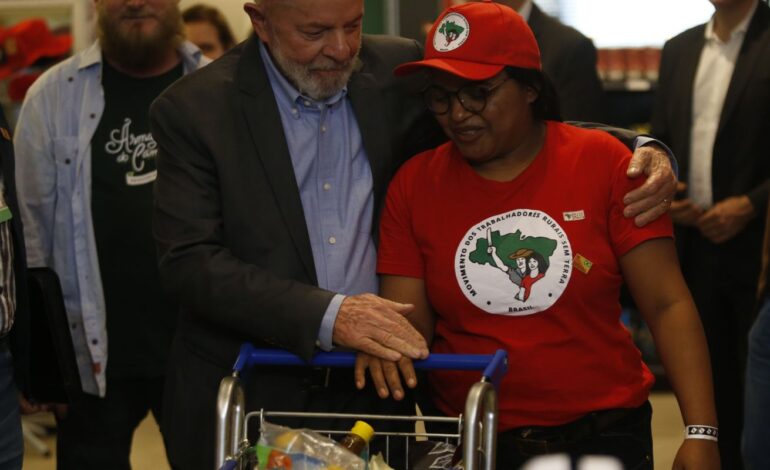 Lula faz reunião com dezenas de movimentos sociais em São Paulo 